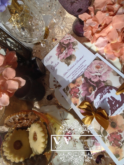 Padlizsán és barack esküvői meghívó, köszönetajándék csoki és egyéb apróságok az ünnepi asztalra